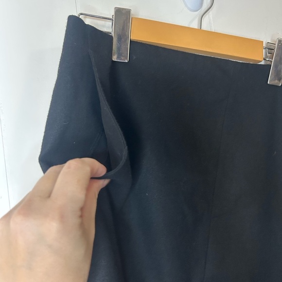 Babaton, size 4, black double slit Landry skirt. With pockets. Side hip zipper - Picture 3 of 7
